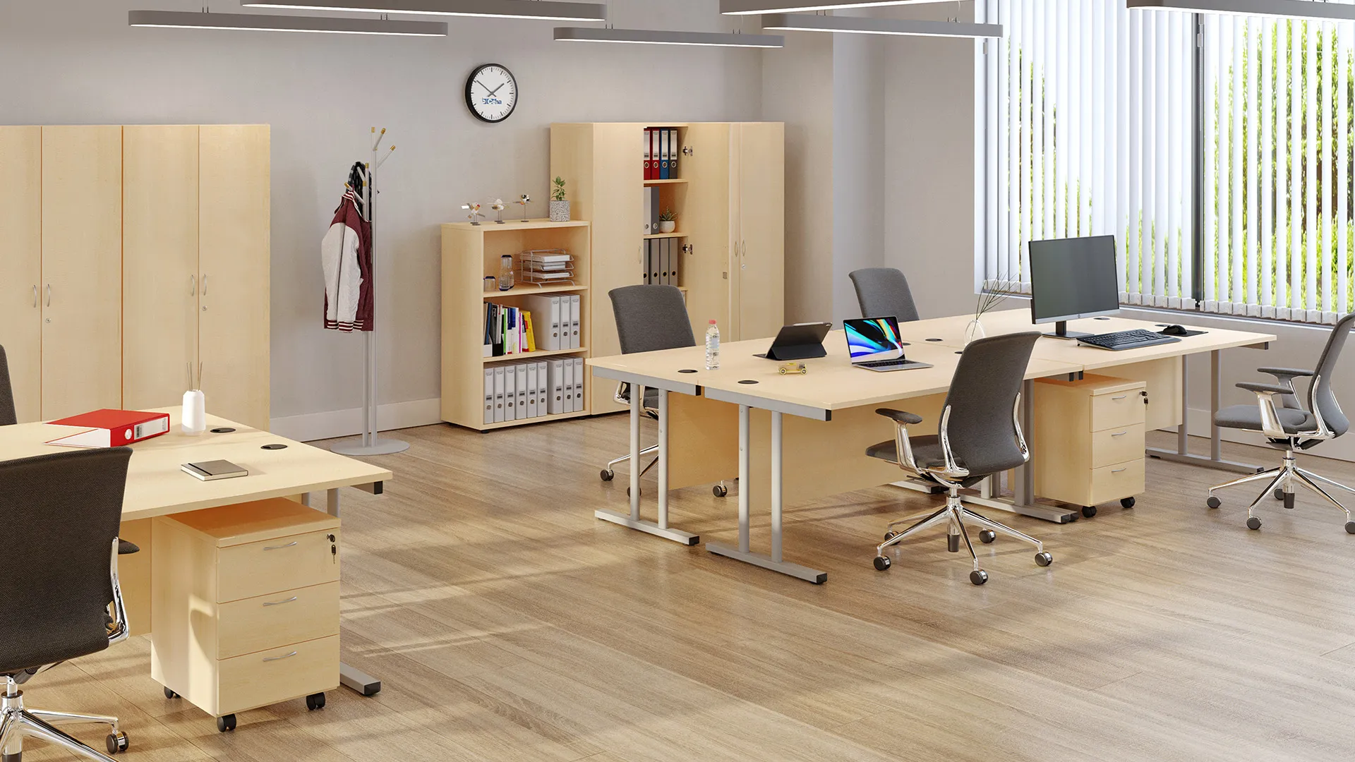 Büro mit Schreibtischen, Bürostühlen und Schränken