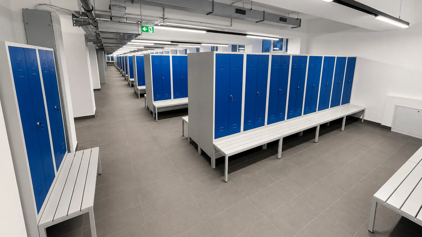 Fertig eingerichtete Umkleide mit Spinden und Sitzbänken