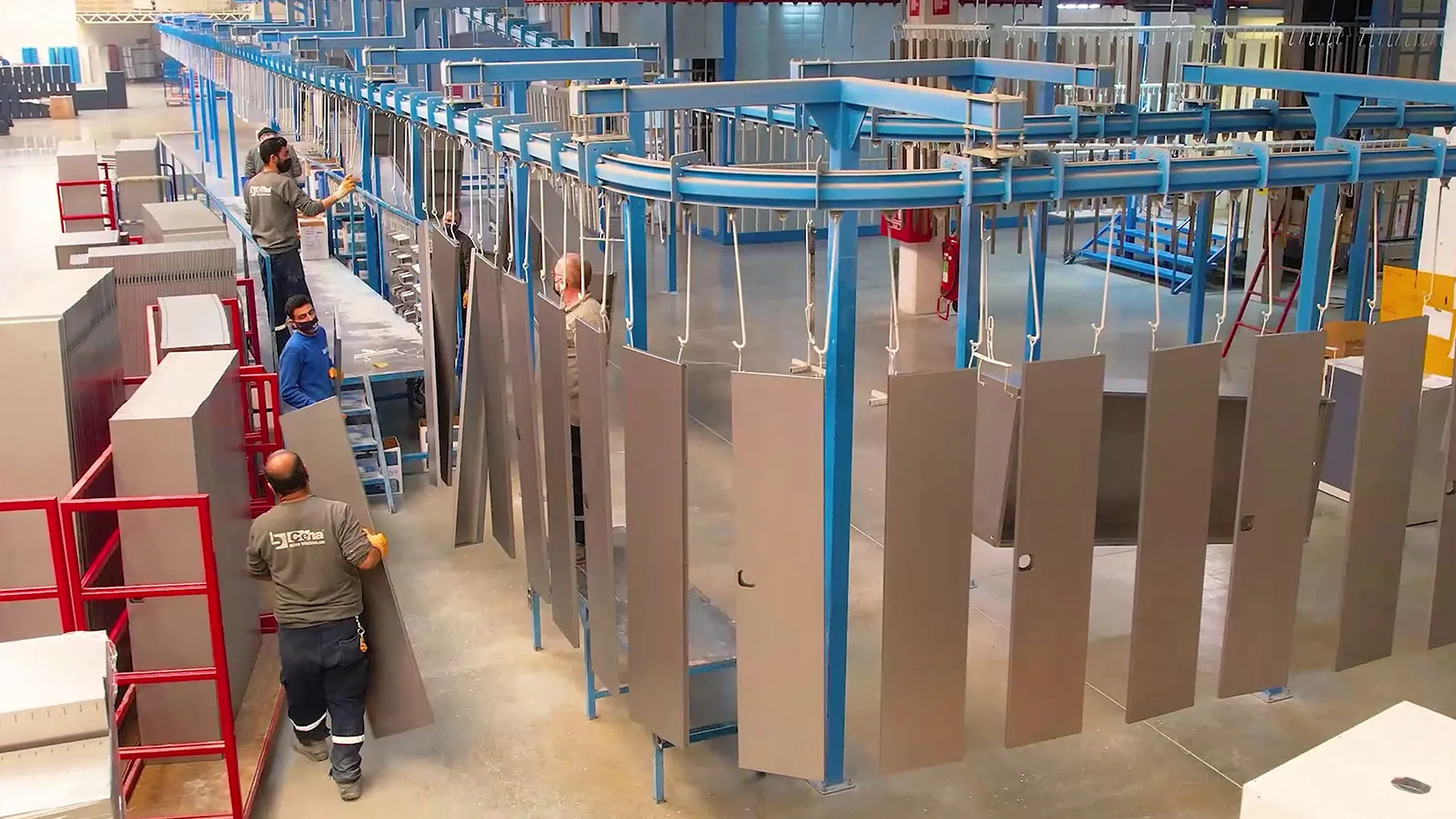 Mitarbeitende und Stahlbauteile in der Ceha-Produktion