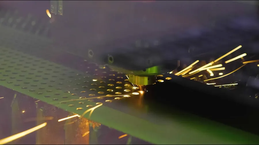 Laserschneiden eines perforierten Stahlblechs