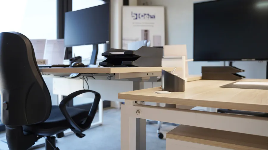 Büromöbel und Beratungstische im Ceha Showroom