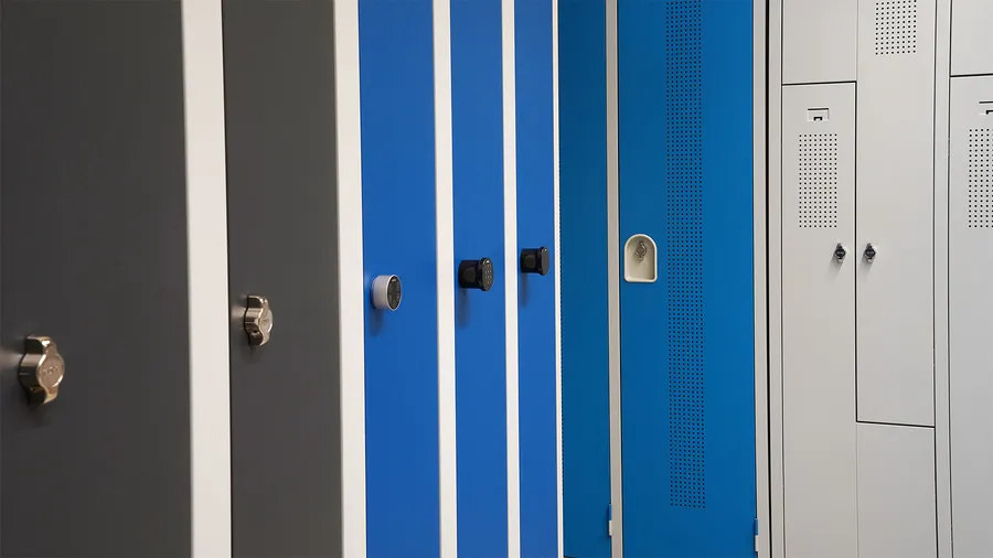 Spinde mit verschiedenen Farben und Schließsystemen