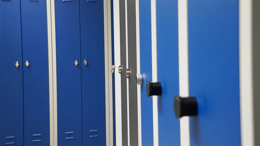 Verschiedene Schlossvarianten an blauen Stahlspinden