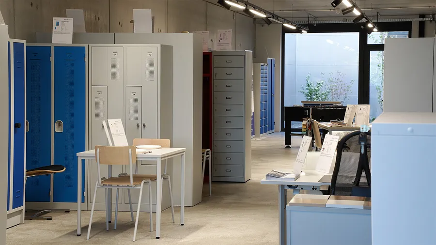 Ausgestellte Spinde, Schränke und Tische im Showroom