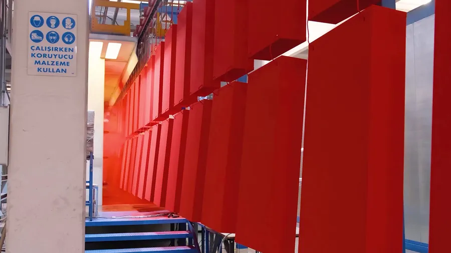 Rote Stahlbauteile in der Pulverbeschichtung