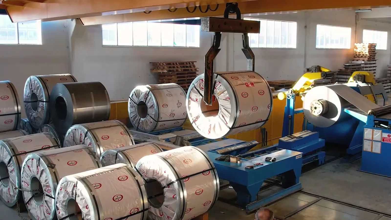 Stahlcoils als Ausgangsmaterial für die Möbelproduktion