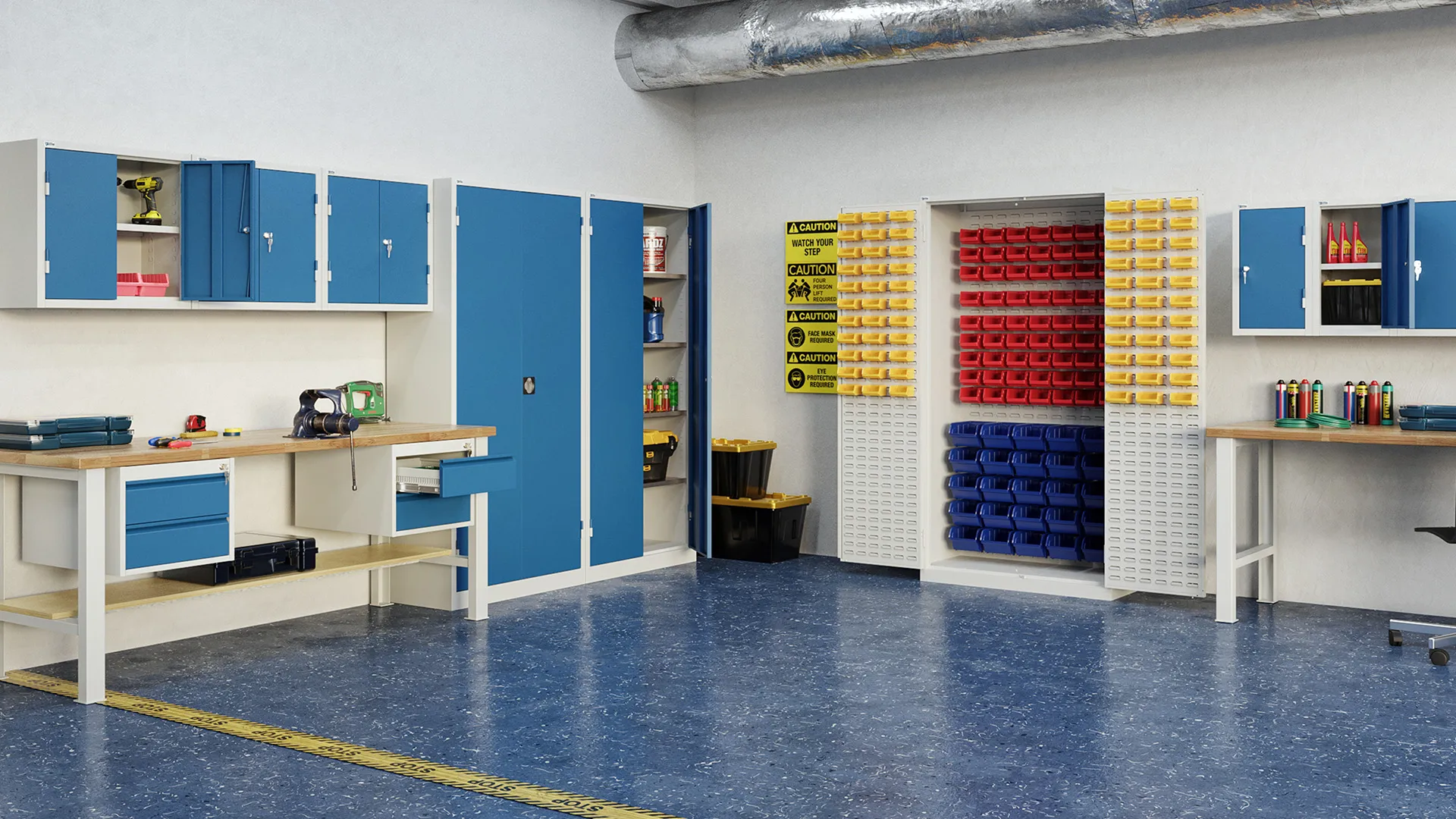 Werkstatt mit Werkbänken, Hängeschränken und Materialschränken aus Stahl